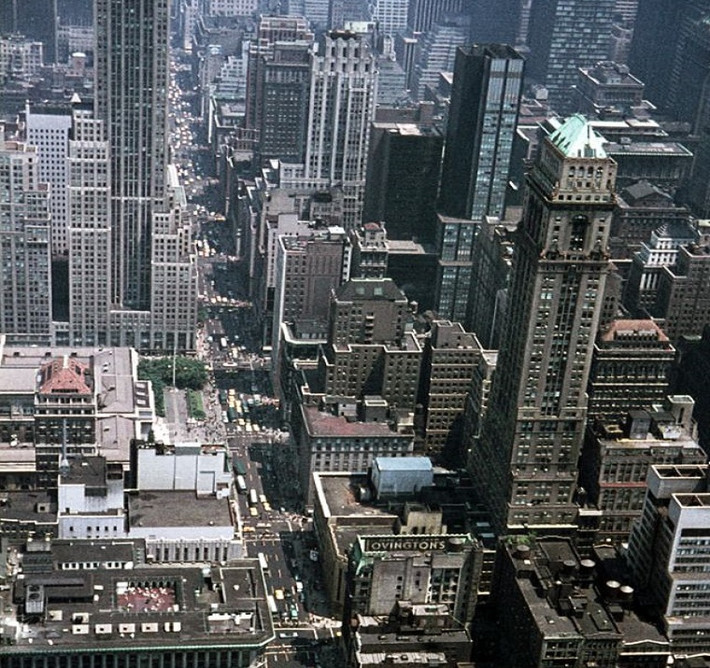 Thành phố New York với nhiều tòa nhà cao tầng nhìn từ tòa Empire State.