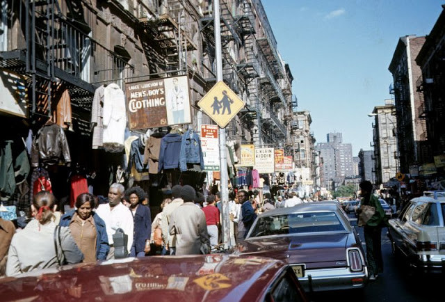 Cảnh đông đúc tại Lower East Side, vùng lân cận của thành phố New York.
