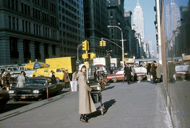 Khung cảnh đường phố đông đúc người và xe cộ ở Manhattan.