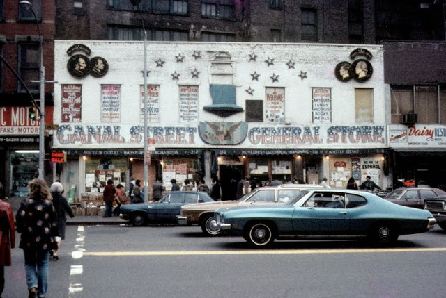 Cuộc sống ở thành phố New York hồi đầu thập niên 1970 đã được hé mở trong những bức ảnh màu dưới đây. Ảnh: Cửa hàng bách hóa trên phố Canal. (Nguồn ảnh: Vintag)
