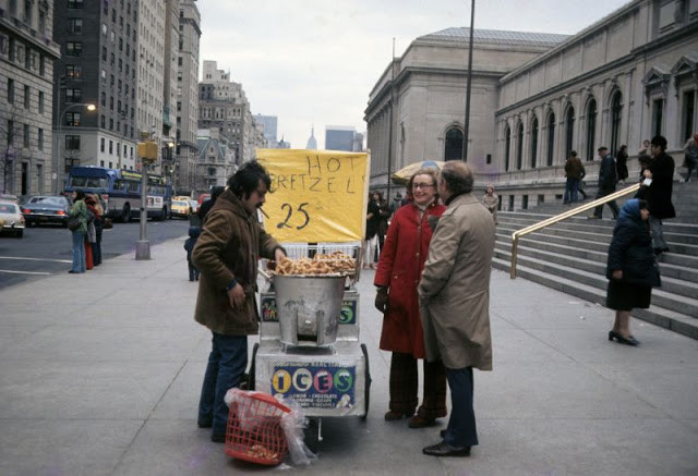 Người dân New York mua đồ được bày bán ngoài đường phố.
