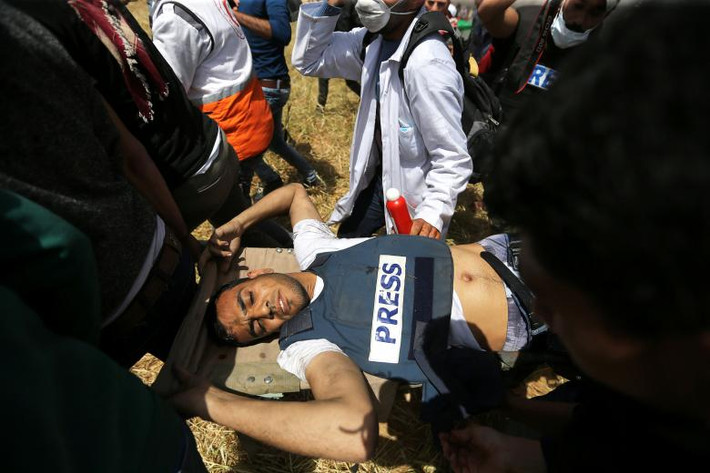 Nhà báo người Palestine Yaser Murtaja, 30 tuổi, đã bị thương trong cuộc đụng độ với binh sĩ Israel ở biên giới Israel-Gaza, miền nam Dải Gaza ngày 6/4/2018.