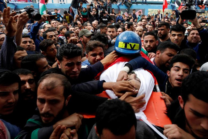 Lễ tang của nhà báo người Palestine Ahmed Abu Hussein, 24 tuổi, tại Dải Gaza ngày 26/4/2018. Anh qua đời do bị thương trong lúc đưa tin về cuộc biểu tình dọc biên giới Gaza-Israel cách đây hai tuần.