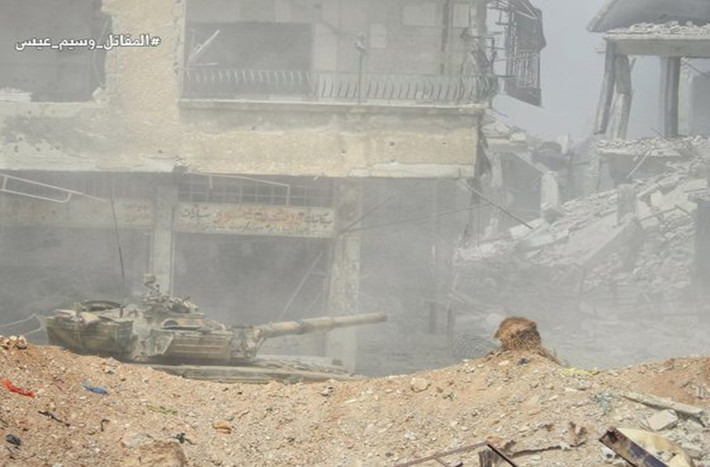 Nguồn tin cho hay, các binh sĩ Syria tiến từ trục phía đông đã hội quân với lực lượng tiến từ trục phía tây sau các cuộc giao tranh ác liệt với phiến quân IS. Ảnh: AMN.