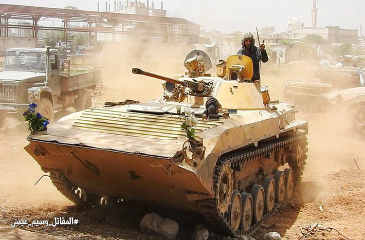 Binh sĩ Syria trên xe quân sự tham gia vào cuộc chiến chống IS ở Nam Damascus. Ảnh: AMN.