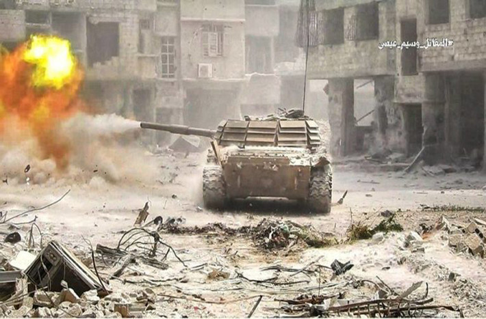 Quân đội Syria và đồng minh đang lên kế hoạch tiến hành một cuộc tấn công quy mô lớn trên mặt đất trong những ngày sắp tới nhằm quét sạch các tay súng IS ở Trại Yarmouk. Cuộc tấn công này có thể sẽ khiến tuyến phòng thủ của IS ở đây sụp đổ hoàn toàn. Ảnh: SF. Mời độc giả xem thêm video: Quân đội Syria giành lại căn cứ quân sự gần Damascus (Nguồn: VTC14)