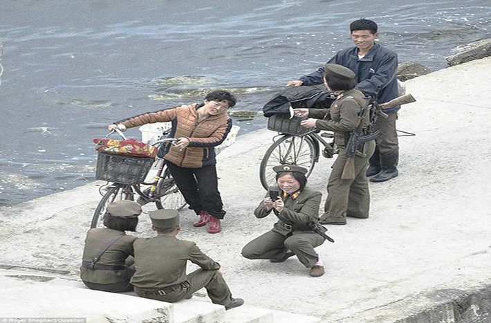 Các binh sĩ Triều Tiên chụp ảnh ở Wonsan, một thành phố cảng và căn cứ hải quân ở tỉnh Kangwon.