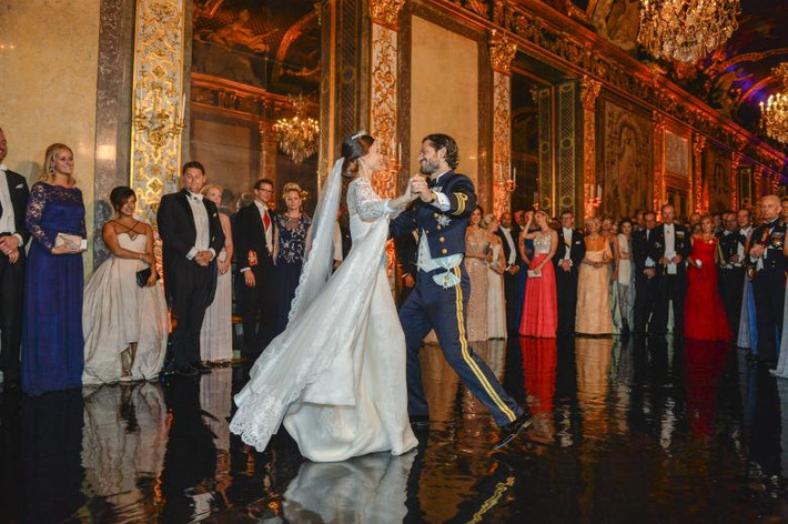 Hoàng tử Carl Philip và Công nương Sofia khiêu vũ trong lễ cưới tại Cung điện Hoàng gia ở Stockholm, Thụy Điển, ngày 13/6/2015.