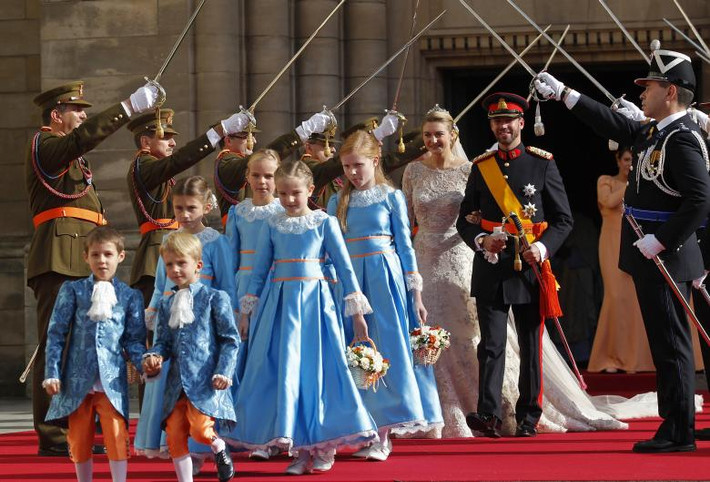 Thái tử kế vị của Luxembourg Guillaume và cô dâu Stephanie rời khỏi nhà thờ Notre-Dame ở Luxembourg ngày 20/10/2012.