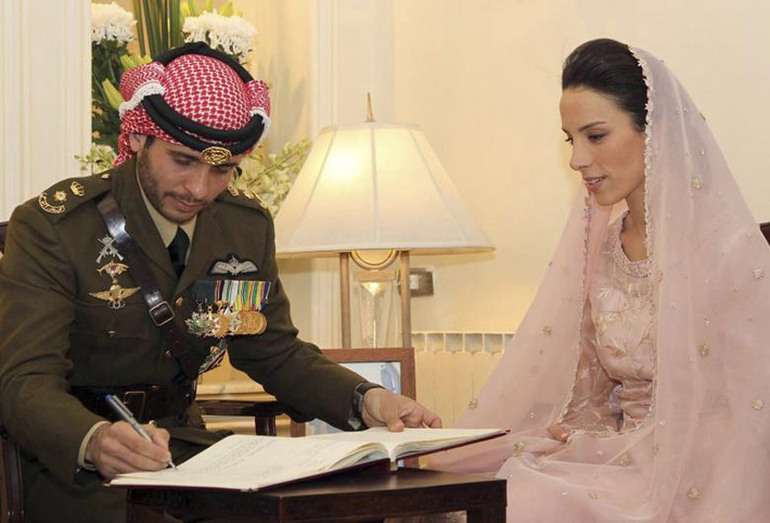 Hoàng tử Jordan Hamzeh bin al-Hussein kết hôn cùng cô dâu Basma tại Cung điện Hoàng gia ở Amman ngày 13/1/2012.