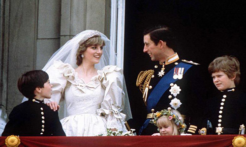 Thái tử Charles và Công nương Diana đứng trên ban công của Cung điện Buckingham ở thủ đô London sau khi hôn lễ của họ được tổ chức tại nhà thờ St. Pauls ngày 29/6/1981.