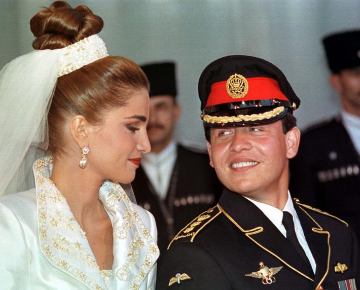 Quốc vương Jordan Abdullah nhìn Hoàng hậu Rania trong đám cưới của họ ngày 10/6/1993.