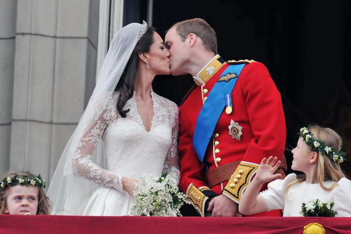 Ngày 29/4/2011, lễ cưới của Hoàng tử Anh William, Công tước xứ Cambridge, và cô dâu Kate Middleton đã diễn ra tại Tu viện Westminster. Theo ước tính, đám cưới Hoàng gia này đã thu hút 2 tỉ người xem trên toàn thế giới và 24,5 triệu người đã có mặt theo dõi sự kiện này tại Anh. (Nguồn ảnh: Reuters)