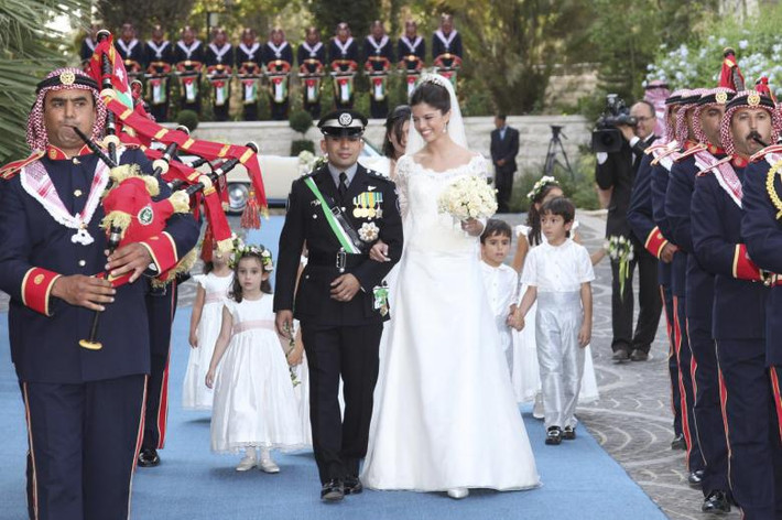 Hoàng tử Jordan Rashid bin El Hassan sánh đôi cùng cô dâu xinh đẹp Zeina trong lễ cưới tại Cung điện Bassman ở Amman ngày 22/7/2011.