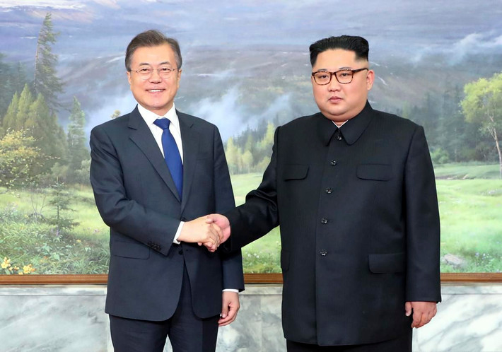 Theo thông báo từ Nhà Xanh, Tổng thống Moon Jae-in và nhà lãnh đạo Triều Tiên Kim Jong-un đã thẳng thắn trao đổi ý kiến về vấn đề thi hành Tuyên bố chung Bàn Môn Điếm được đưa ra trong Hội nghị thượng đỉnh liên Triều ngày 27/4 cũng như hướng đến hội nghị thượng đỉnh thành công giữa Mỹ và Triều Tiên sắp tới. Ảnh: AP.