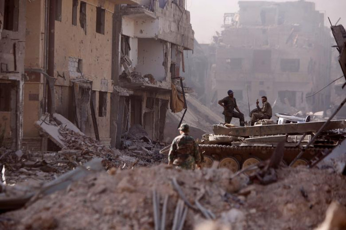 Các binh sĩ Syria trên xe quân sự ở quận al-Hajar al-Aswad ngày 21/5.