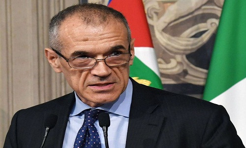 Ngày 28/5 vừa qua, Tổng thống Sergio Mattarella đã chỉ định ông Carlo Cottarelli (ảnh), cựu Giám đốc điều hành của IMF, làm Thủ tướng lâm thời của Italy để thành lập chính phủ mới. Ảnh: Sky.