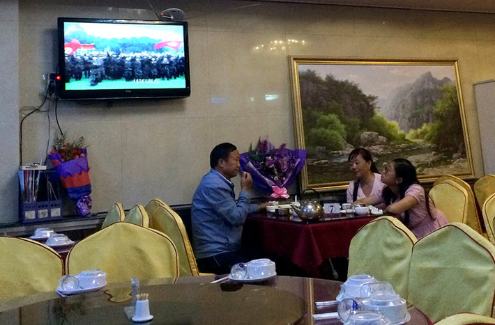 Đan Đông cũng là nơi sinh sống của nhiều người dân Triều Tiên. Họ đến đây mở cửa hàng và phục vụ các món ăn Triều Tiên.