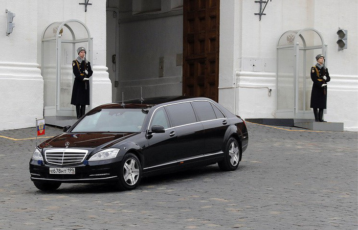 Thư ký báo chí Điện Kremlin Dmitri Peskov cho biết chi tiết kịch bản lễ nhậm chức của ông Putin đã được lên kế hoạch và không có thay đổi lớn so với các lễ nhậm chức năm 2000 và 2004. Trong ảnh, chiếc xe chuyên dụng dành cho Tổng thống Putin trong ngày nhậm chức 7/5. Ảnh: TASS.