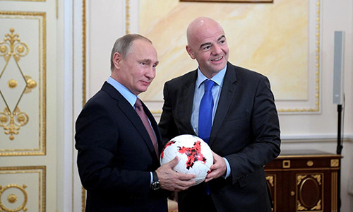 Nhiệm kỳ Tổng thống Nga lần thứ 3 của ông Putin kết thúc ngày 6/5. Ngày 7/5, ông Putin sẽ tuyên thệ nhậm chức và bắt đầu nhiệm kỳ tổng thống thứ 4. Trong ảnh, Tổng thống Nga Vladimir Putin và Chủ tịch FIFA Gianni Infantino thăm trung tâm phát thẻ hoạt động World Cup tại Sochi hôm 3/5.