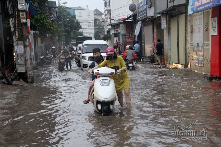 Đoạn đường ngập sâu hơn 1 km.