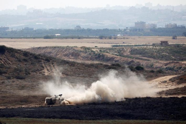 Xe bọc thép chở quân của Israel di chuyển trên khu vực biên giới Israel-Gaza.