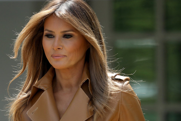 Bà Melania thường uống vitamin tốt cho da và tóc, bôi kem dưỡng ẩm và rửa mặt mỗi ngày.