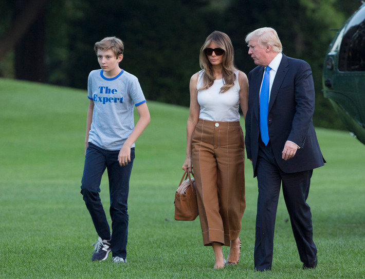 Trong thời gian sống ở New York, bà Melania thường đưa đón con tới trường. Bà cũng giúp đỡ Barron làm bài tập về nhà và tham dự các sự kiện trong trường học của con trai.