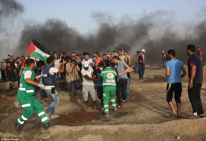Kể từ ngày 30/3, người dân Palestine đã tiến hành các cuộc biểu tình quy mô lớn gần biên giới Dải Gaza nhằm đòi quyền quay trở lại cho những người đã bị mất đất trong cuộc chiến tranh sau khi Nhà nước Israel thành lập năm 1948. Ảnh: Getty.