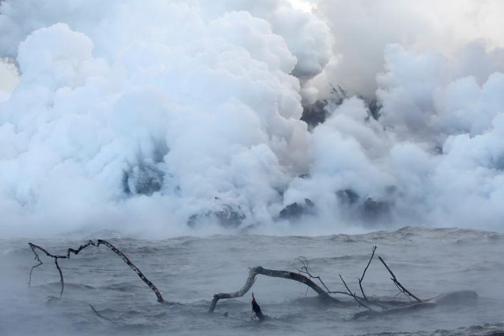 Núi lửa Kilauea vẫn tiếp tục phun trào, đe dọa cuộc sống của các cư dân sống trên đảo.