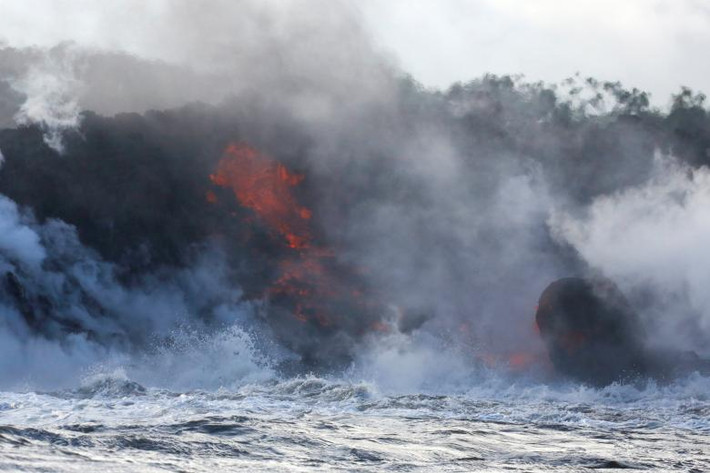 Dung nham núi lửa Kilauea chảy xuống biển. Mời độc giả xem thêm video: Núi lửa Sinabung ở Indonesia phun trào dữ dội năm 2014 (Nguồn: VTC14)