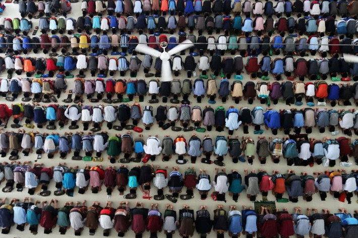 Các sinh viên Hồi giáo cầu nguyện buổi trưa trong ngày đầu tiên của tháng ăn chay Ramadan tại Medan, Bắc Sumatra, Indonesia. Ảnh: Reuters.