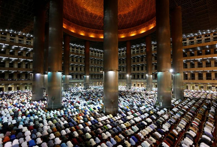 Mọi người cầu nguyện trong ngày đầu tiên của tháng Ramadan tại nhà thờ Hồi giáo Istiqlal ở thủ đô Jakarta, Indonesia. Ảnh: Reuters. Mời độc giả xem thêm video: Người Hồi giáo bắt đầu tháng lễ Ramadan năm 2014 (Nguồn: VTC14)