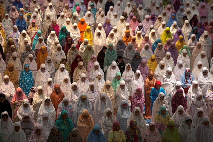 Những người phụ nữ Hồi giáo cầu nguyện tại Nhà thờ Al-Akbar, Surabaya, Đông Java, Indonesia. Ảnh: Sputnik.