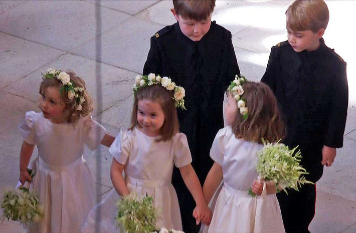 Tiểu Công chúa Charlotte (giữa) đảm nhận vai trò làm phù dâu trong đám cưới của Hoàng tử Harry và cô dâu Markle.