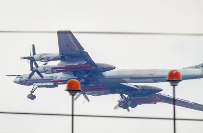 Tu-95 sử dụng bốn động cơ tuốc bin cánh quạt Kuznetsov, mỗi chiếc có hai cánh quạt quay ngược chiều và hiện vẫn là chiếc máy bay cánh quạt có tốc độ cao nhất đang hoạt động. Tu-95 được dự tính tiếp tục hoạt động trong Không quân Nga ít nhất tới năm 2040.