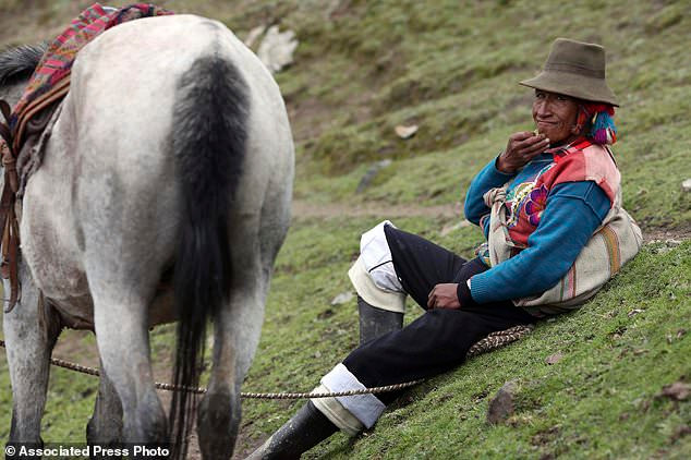 Người đàn ông Andean ngồi nghỉ trong lúc không phải dẫn khách du lịch lên núi.