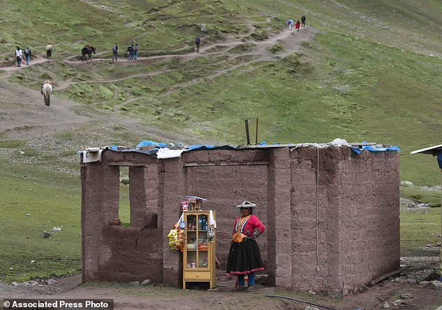 Một người phụ nữ Andean bán kẹo, nước,… cho du khách trên đường đi lên núi cầu vồng.