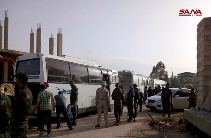 Còn tại Nam Damascus, ngày 10/5, hơn 30 xe buýt chở tốp chiến binh HTS, Jaysh al-Islam và Jaysh al-Ababil cuối cùng đã rời khỏi các quận Aqraba, Beit Sahm, Yalda và Babbila ở phía nam thủ đô Damascus. Ảnh: SF.