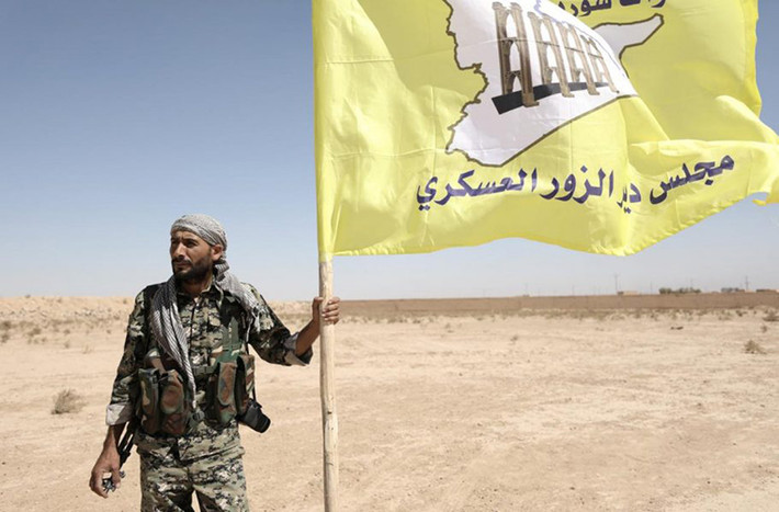 “Lực lượng SDF đã tiến sâu thêm 12 km ở Đông Deir Ezzor và chỉ còn cách căn cứ của tổ chức khủng bố IS khoảng 200 mét”, Haval Bahoz, một chiến binh SDF, cho biết. Ảnh: AMN.