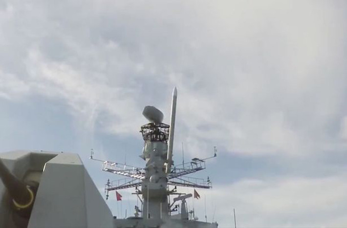 Được biết, HMS Argyll là con tàu đầu tiên được trang bị hệ thống phòng thủ tên lửa tiên tiến trị giá 850 triệu bảng Anh này. Ảnh: Mirror.