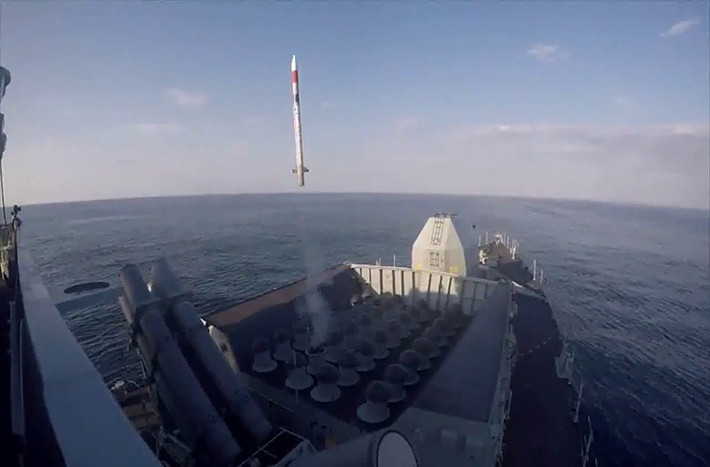 Hệ thống Sea Ceptor đóng vai trò là một lá chắn vững chắc bảo vệ tàu chiến chống lại mọi mối đe dọa trên không, trong đó có các máy bay chiến đấu, trực thăng và tên lửa siêu thanh của kẻ địch. Ảnh: Youtube.