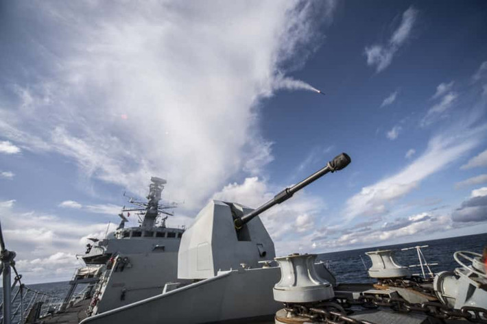 Theo Navy Recognition, Bộ trưởng Quốc phòng Anh Gavin Williamson thông báo hồi tuần trước, hệ thống phòng thủ tên lửa siêu thanh Sea Ceptor đã chính thức được đưa vào phục vụ trong Hải quân Hoàng gia Anh. Ảnh: NR.