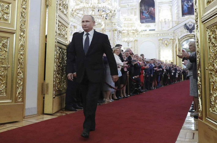 Tổng thống Putin bước vào Điện Kremlin trong tiếng vỗ tay của mọi người để chuẩn bị tuyên thệ nhậm chức. Ảnh: AP.