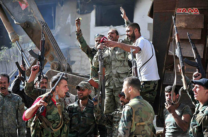 Theo Al Masdar News ngày 24/5, Quân đội Syria đã bắt đầu tập trung binh lực ở phía đông Deir Ezzor để chuẩn bị mở cuộc tấn công quy mô lớn nhằm loại bỏ các phần tử IS còn lại trong sa mạc Syria. Ảnh: SANA.