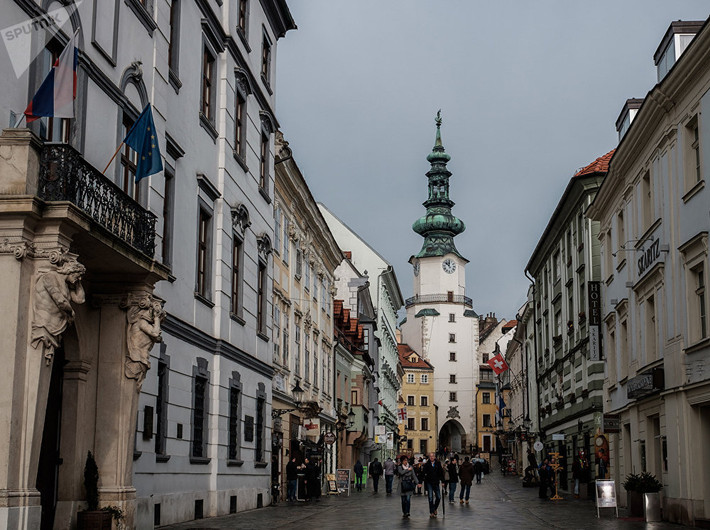 Con đường dẫn tới Cổng Michael ở Bratislava, Slovakia, là một trong những phố đi bộ nổi tiếng nhất Châu Âu. Cổng Michael được xây dựng vào khoảng năm 1300 nằm giữa những tòa nhà cổ kính ở thị trấn Bratislava. (Nguồn ảnh: Sputnik)