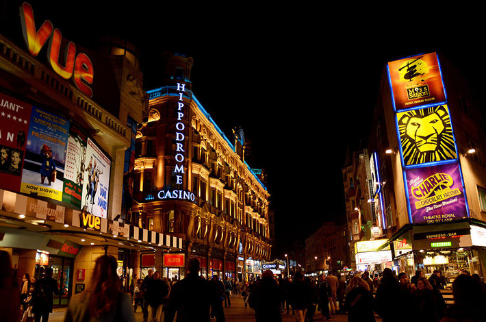 Quảng trường Leicaster ở khu West End ở thủ đô London, Anh. Đây là một trong những địa điểm chính của thành phố thu hút du khách.