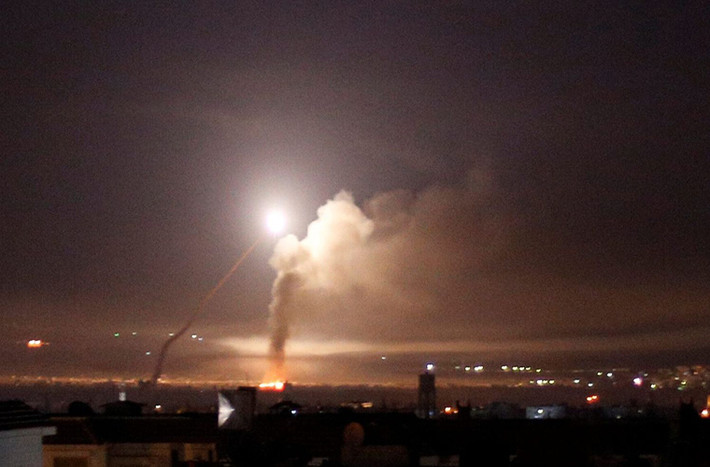 Trước đó, vào khoảng 1h sáng ngày 10/5 (giờ địa phương), Quân đội Israel đã nã pháo về phía các căn cứ của Quân đội Syria tại thành phố Al-Baath, tỉnh Quneitra. Ảnh: Reuters.