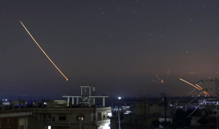 Nguồn tin quân sự nói rằng, những quả tên lửa Syria này được cho là nhằm vào các căn cứ chủ chốt của Quân đội Israel xung quanh Cao nguyên Golan. Ảnh: Reuters.