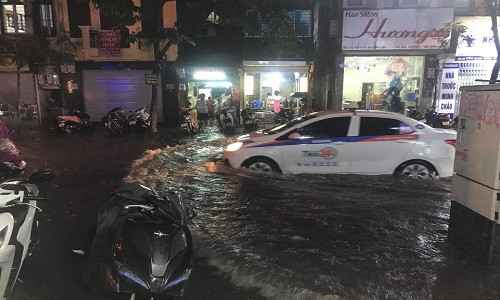16h, cơn mưa như trút nước xuống Hà Nội khiến một loạt các tuyến phố phía Nam TP như: Minh Khai, Trường Chinh, Thanh Đàm, Nguyễn Chính,... ngập sâu trong nước.